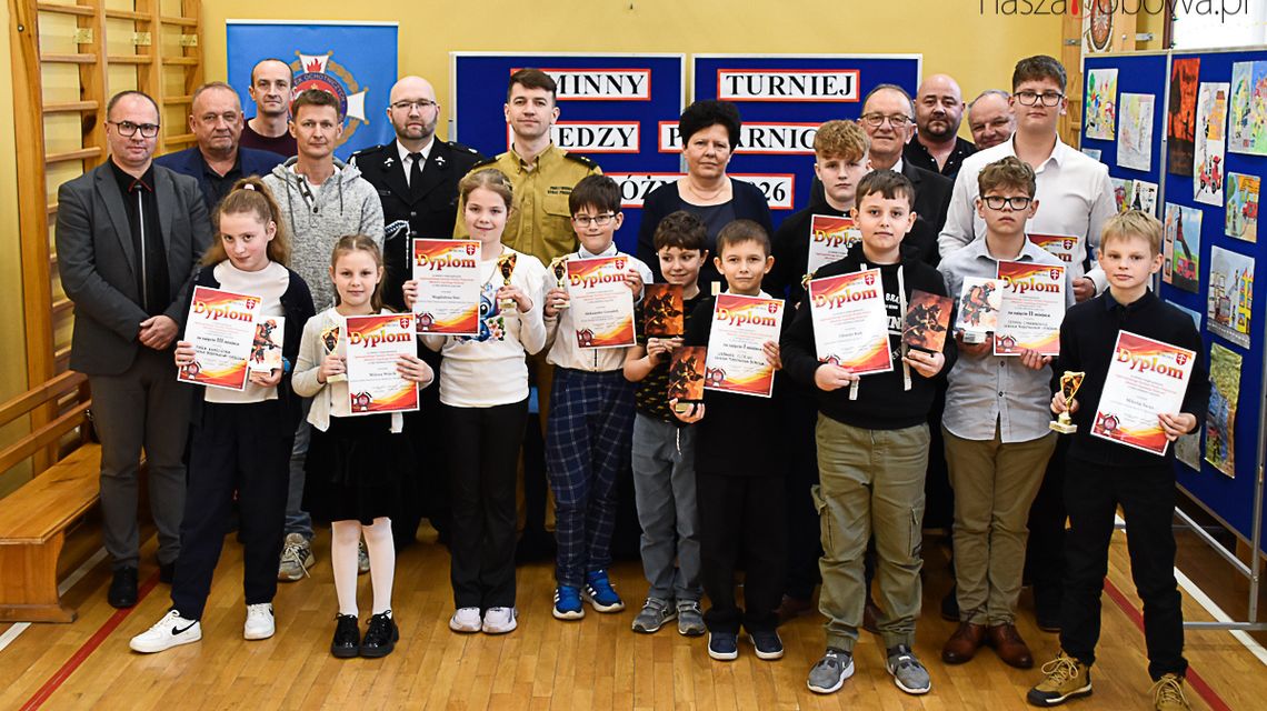 zdjęcie przedstawia grupę dzieci i starszych pozujących do zdjęcia