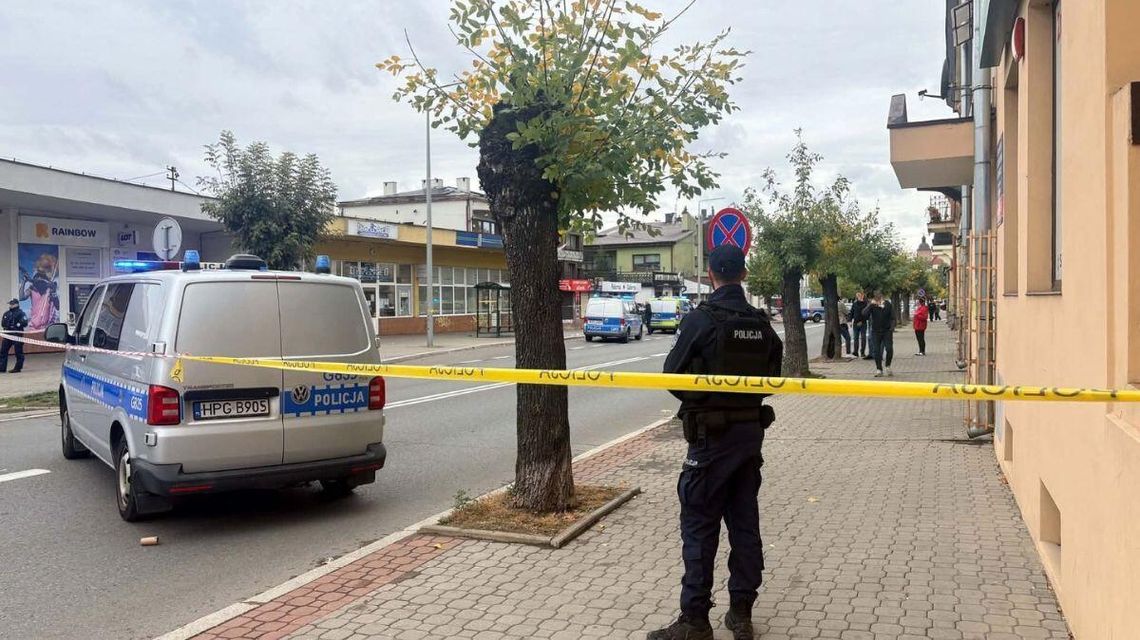policjant zabezpieczający teraz akcji