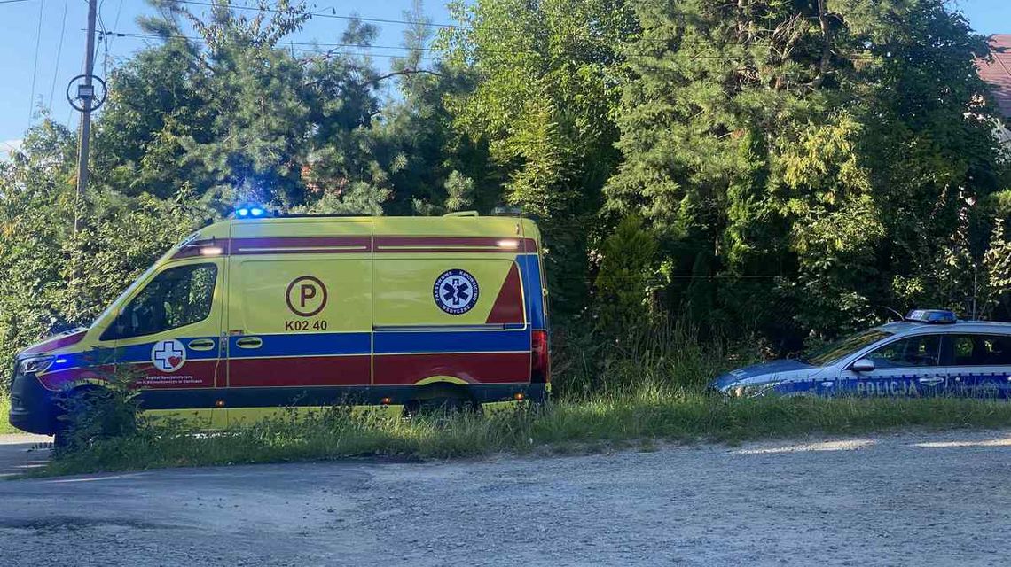 zdjęcie przedstawia karetkę pogotowia i policyjny radiowóz