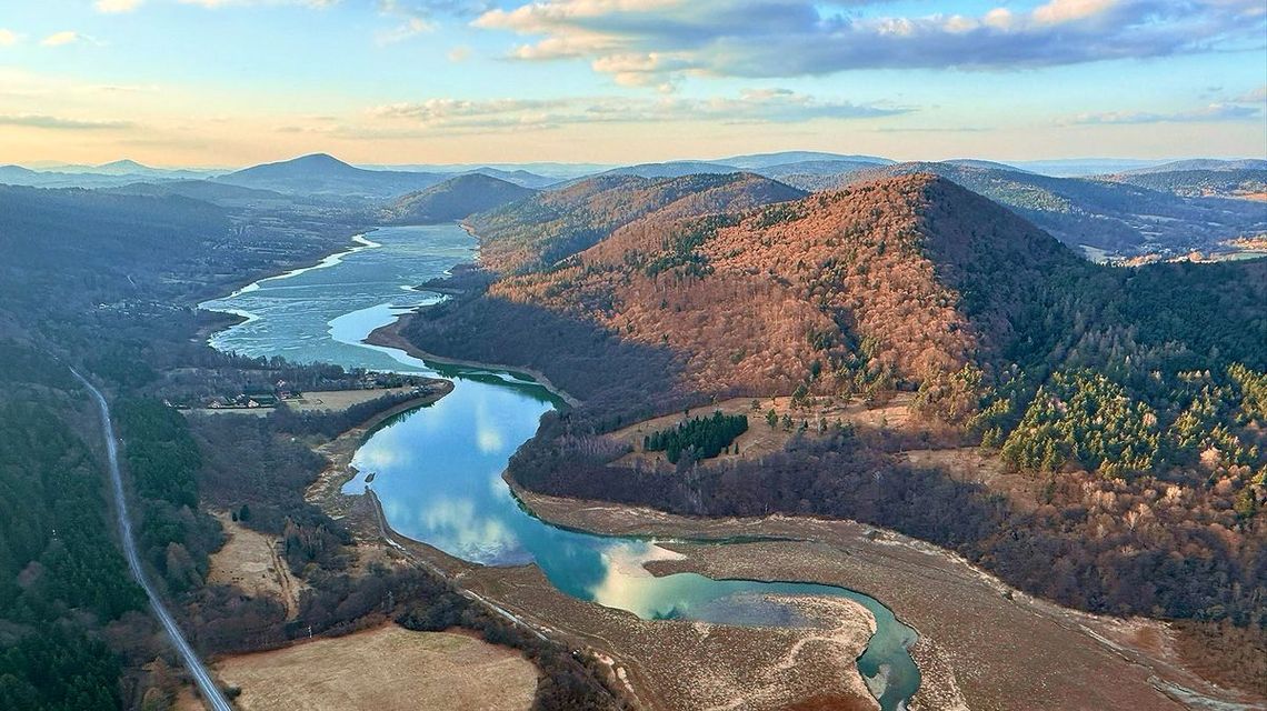 Sucha zima w Beskidzie Niskim. Co dzieje się ze zbiornikiem Klimkówka? zdjęcie przedstawia zbiornik wodny pomiędzy wzniesieniami