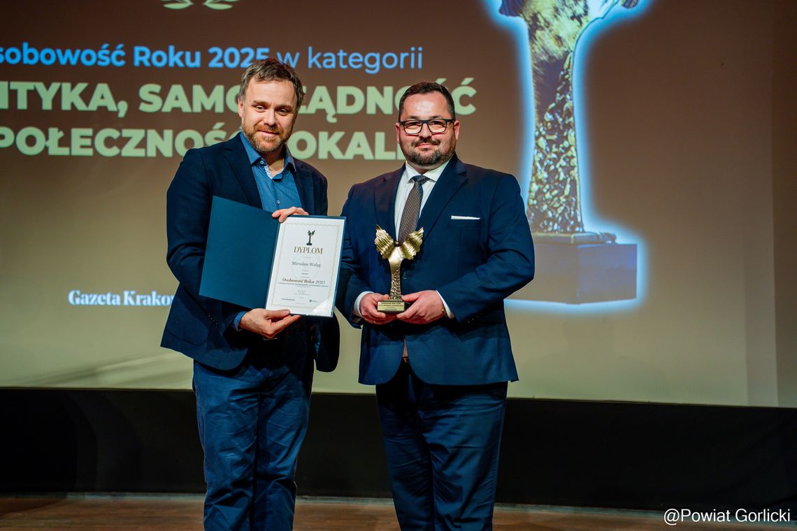 zdjęcie przedstawia dwóch mężczyzn w garniturach w pomieszczeniu