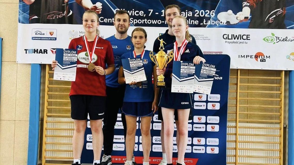 zdjęcie przedstawia zawodników na podium