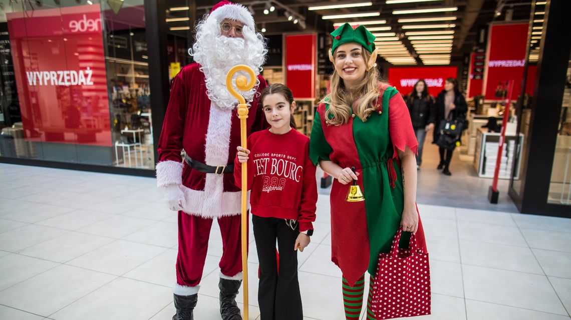 zdjęcie przedstawia mikołaja, elficę i dziewczynkę