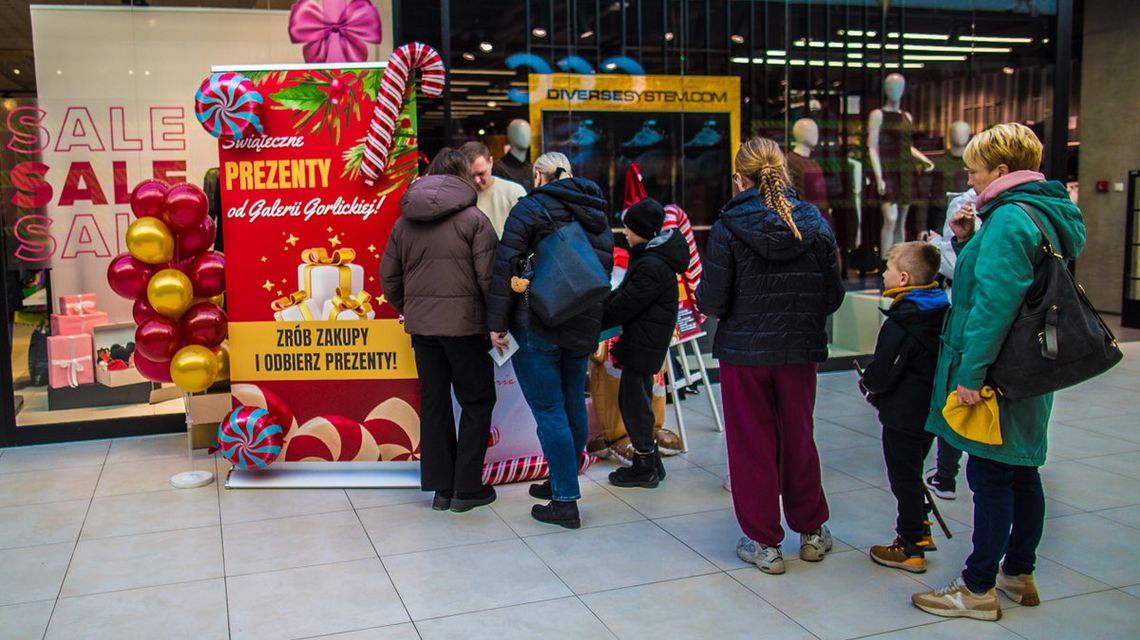 zdjęcie przedstawia grupę osób przy stoisku w Galerii Gorlickiej