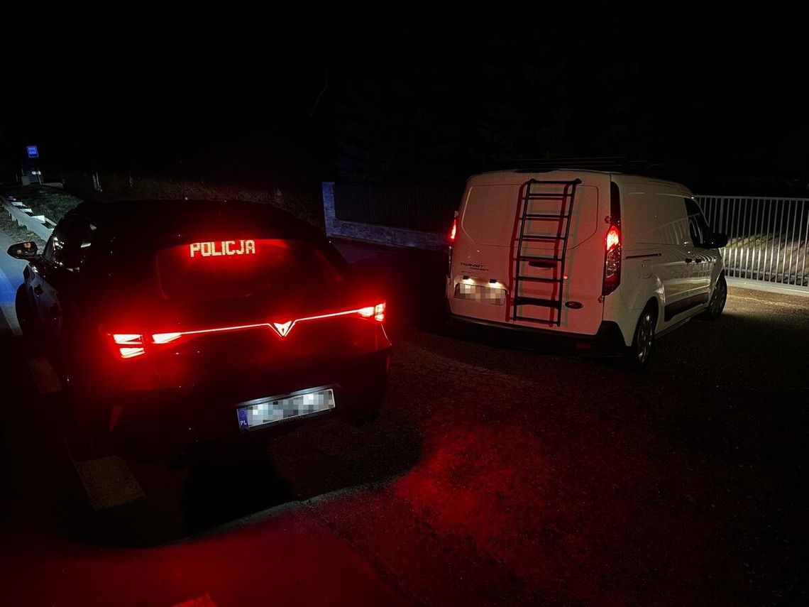 zdjęcie przedstawia dwa pojazdy osobowe na poboczu drogi