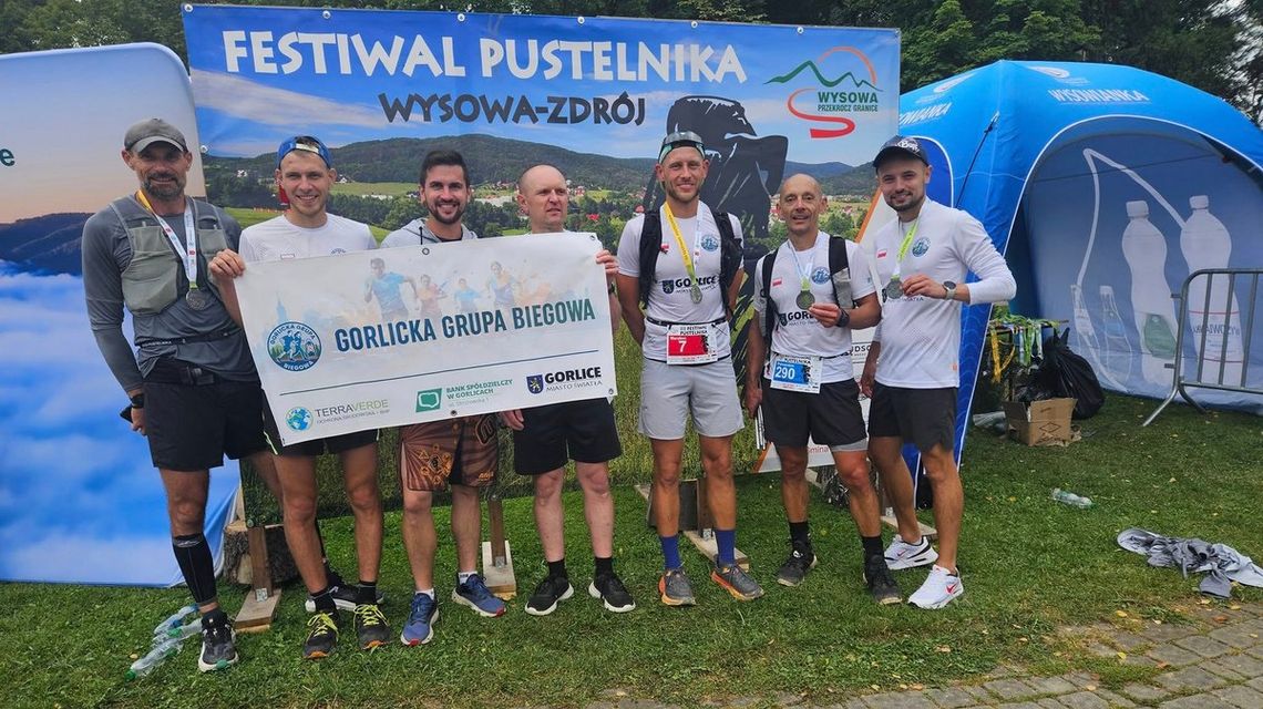 zdjęcie przedstawia grupę biegaczy na mecie