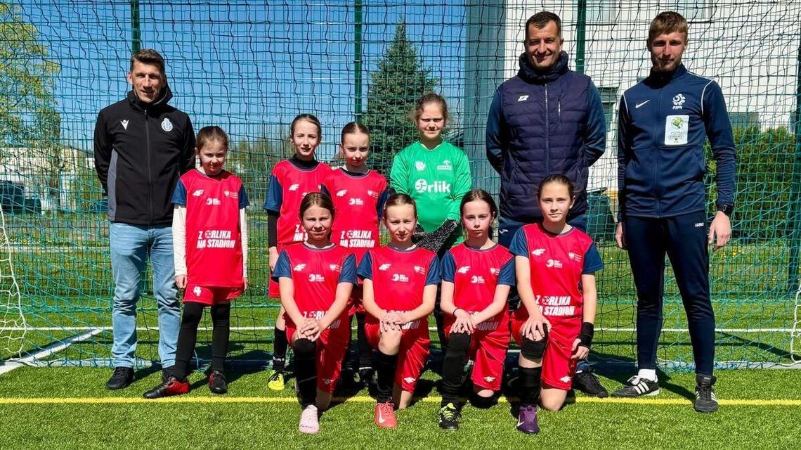 Zdjęcie przedstawia drużynę dziewczyn ze Staszkówki