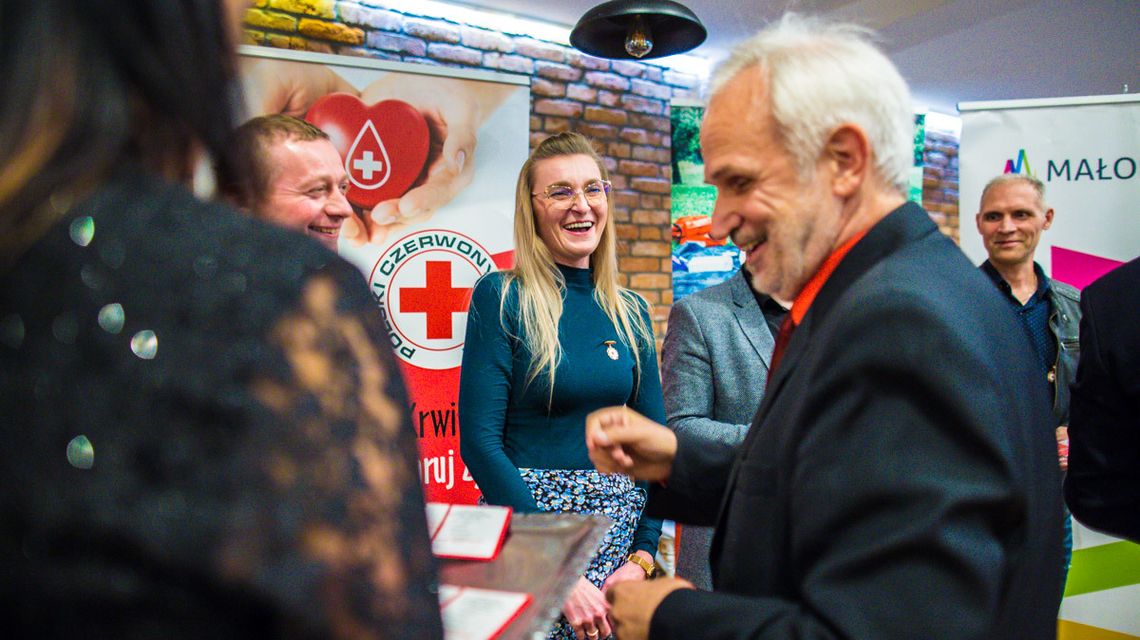 zdjęcie przedstawia uśmiechniętą kobietę