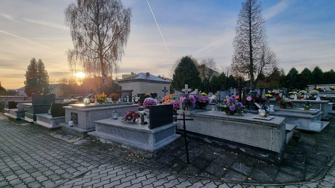 Święto Wszystkich Świętych w Gorlickiem. Na cmentarzach ruch zdjęcie przedstawia groby na cmentarzu w Gorlicach