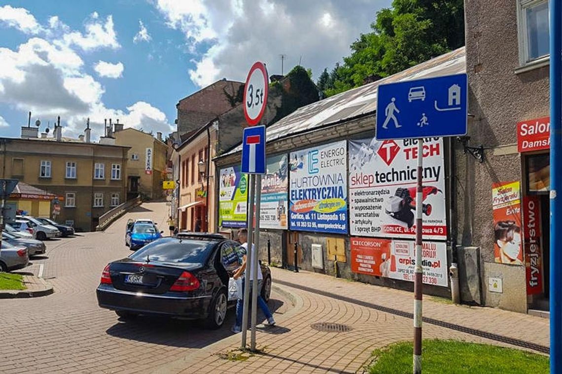 Sypią się mandaty. Samochodów przybywa to i ciaśniej na parkingach.