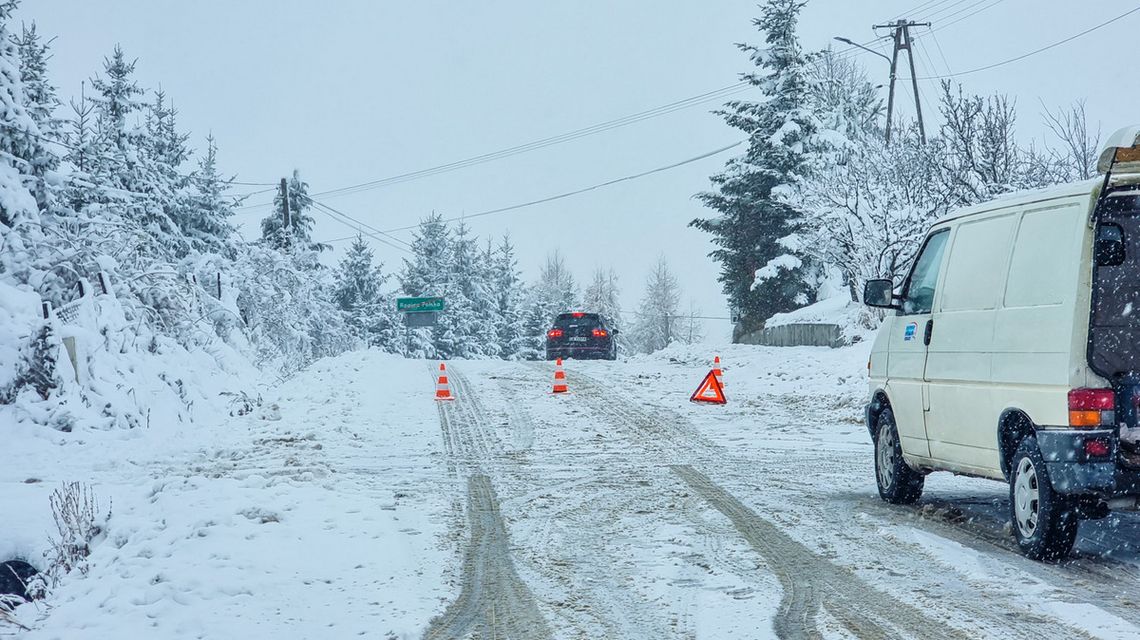 Sytuacja na drogach powiatu z minuty na minutę się pogarsza. Zima atakuje zdjęcie przedstawia zaśnieżoną jezdnię