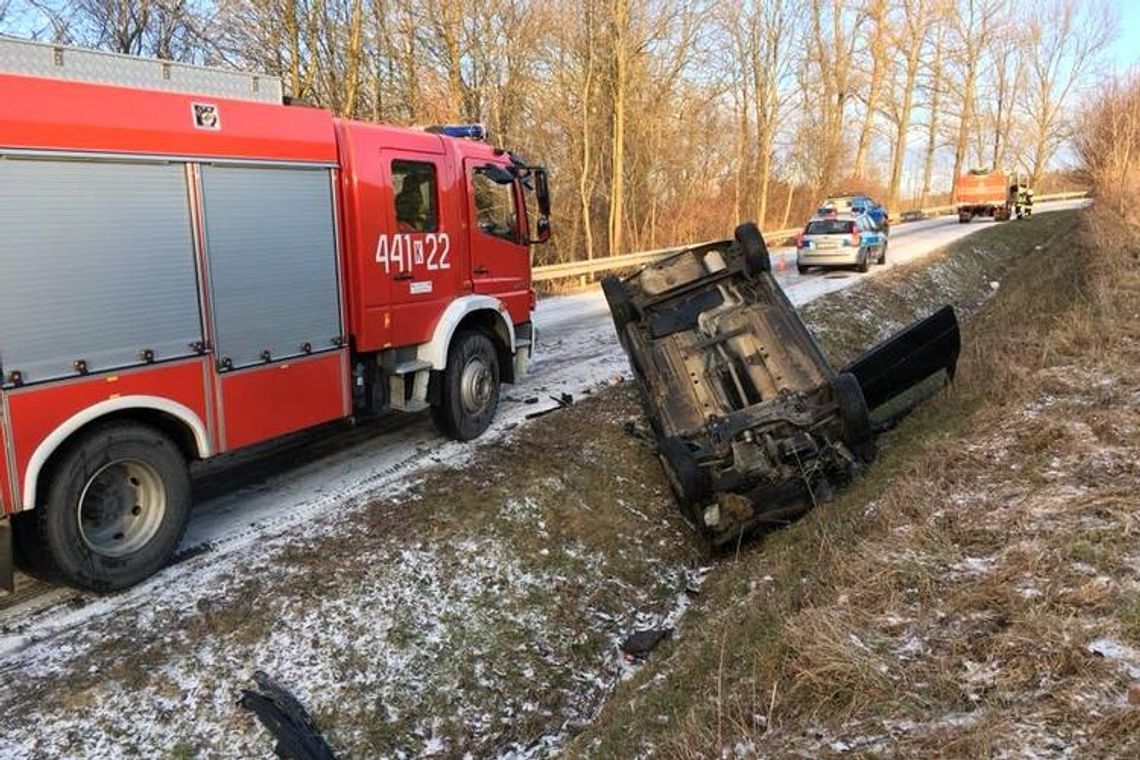 Szklanka na zjeździe z Kwiatonowic, samochód w rowie (AKTUALIZACJA)