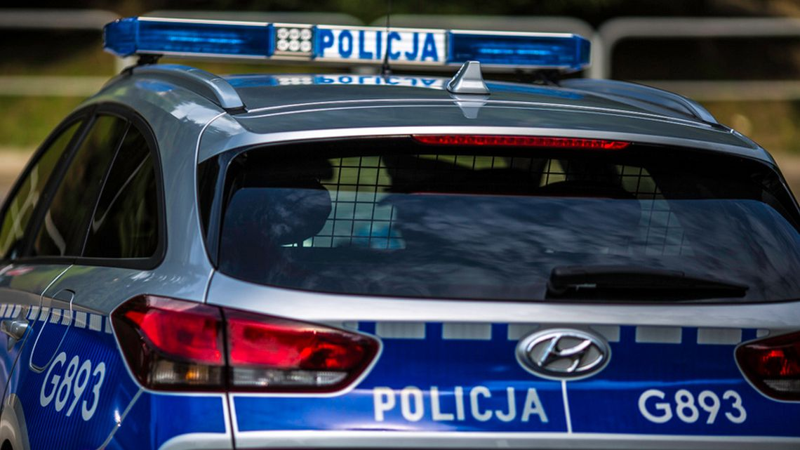 Policjanci pojechali udzielić pomocy człowiekowi. Zamiast tego musieli się bronić Zdjęcie przedstawia samochód policyjny