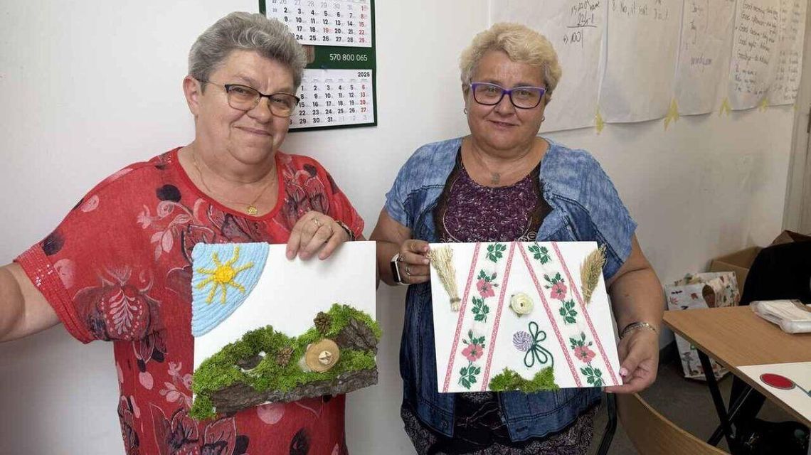 Uczestnicy warsztatów twórczego recyklingu w Gorlickim Klubie Aktywności dla Osób z Niepełnosprawnościami i Ich Przyjaciół