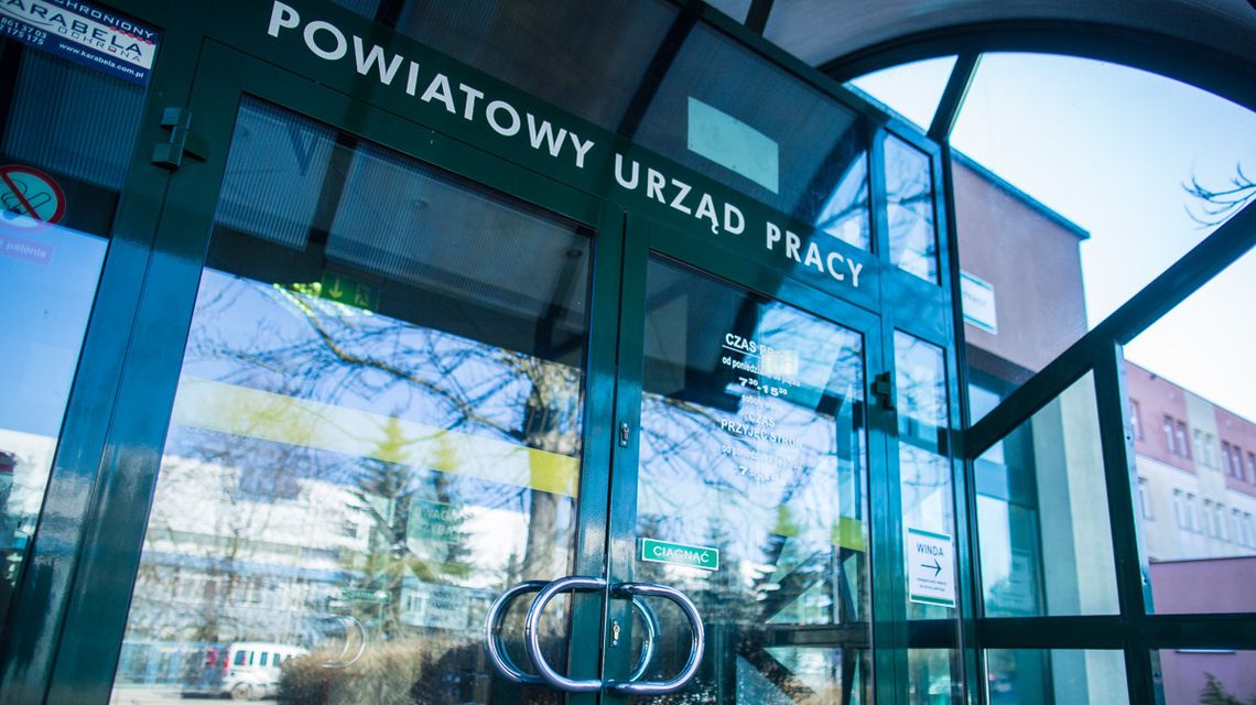 Szukasz pracy w Gorlicach? Sprawdź aktualne ogłoszenia zdjęcie przedstawia wejście do oszklonego budynku