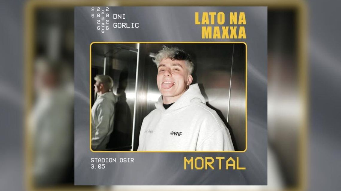 zdjęcie przedstawia chłopaka wystawiającego język