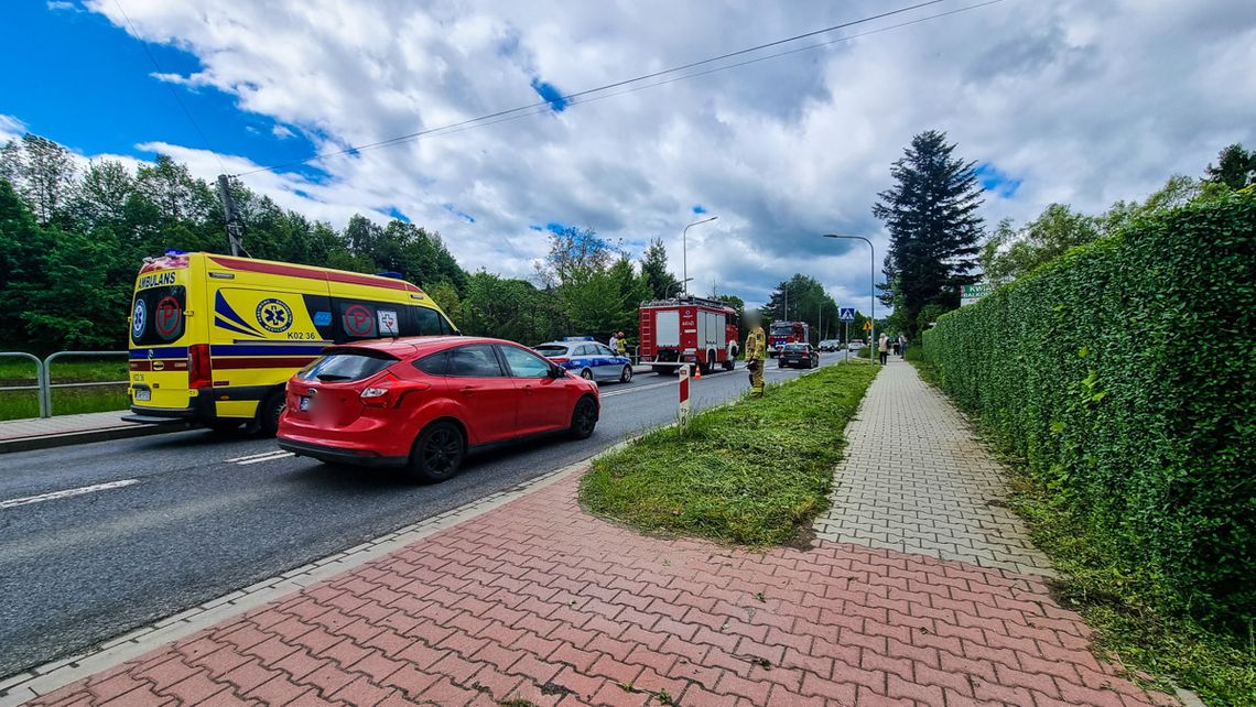 zdjęcie przedstawia wóz strażacki i karetkę stojącą na ulicy