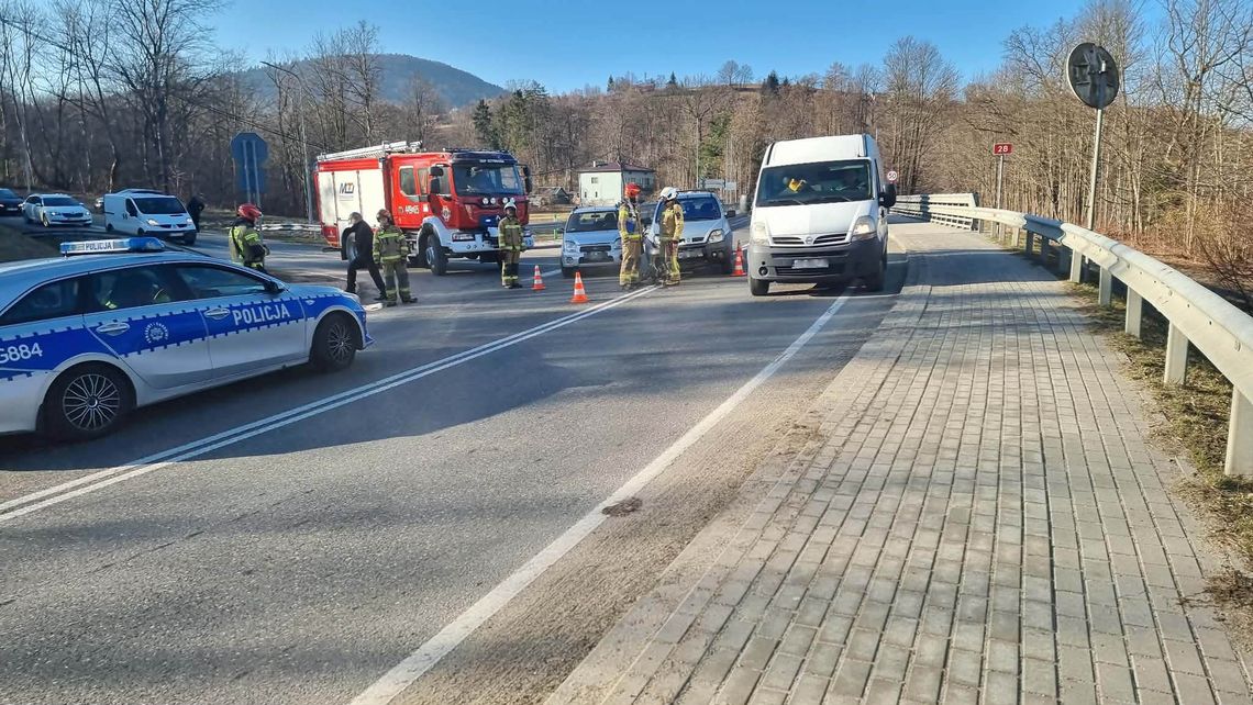 Szymbark. Zderzenie samochodów osobowych. Są poszkodowani [FOTO]