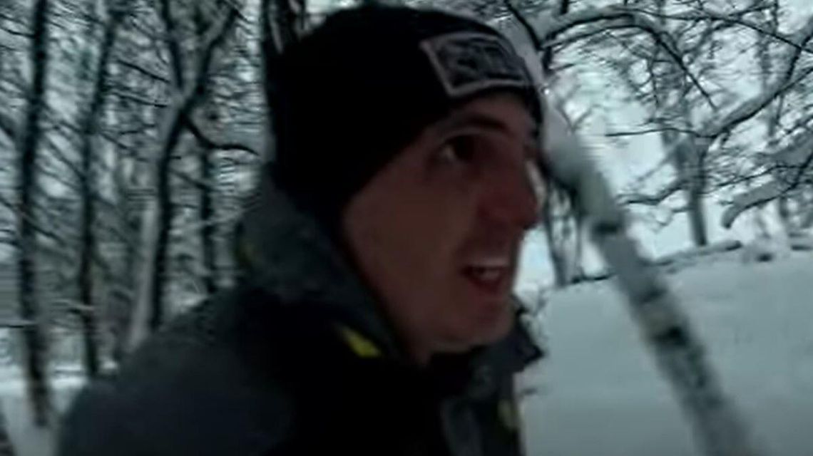 zdjęcie przedstawia mężczyznę w lesie