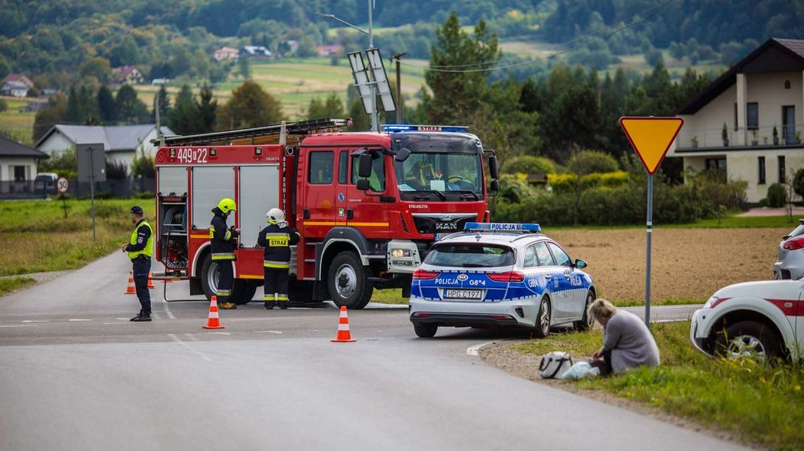 wóz straży pożarnej i policji