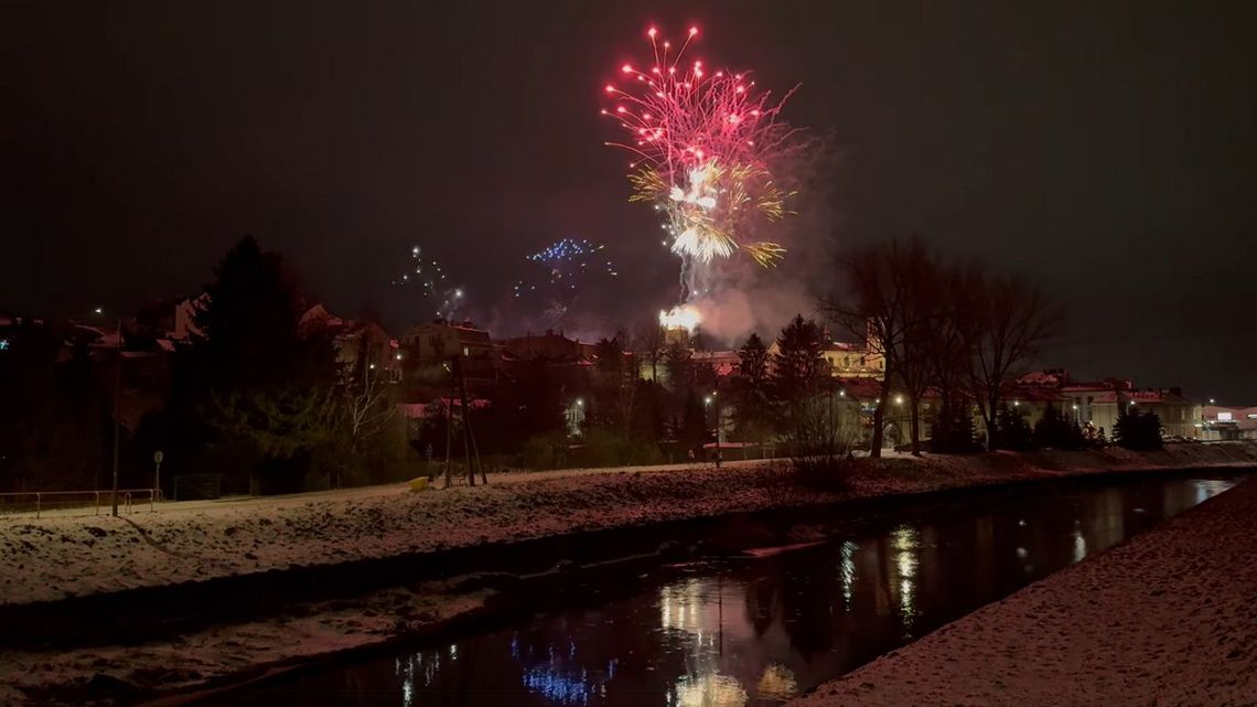 zdjęcie przedstawia sztuczne ognie nad miastem
