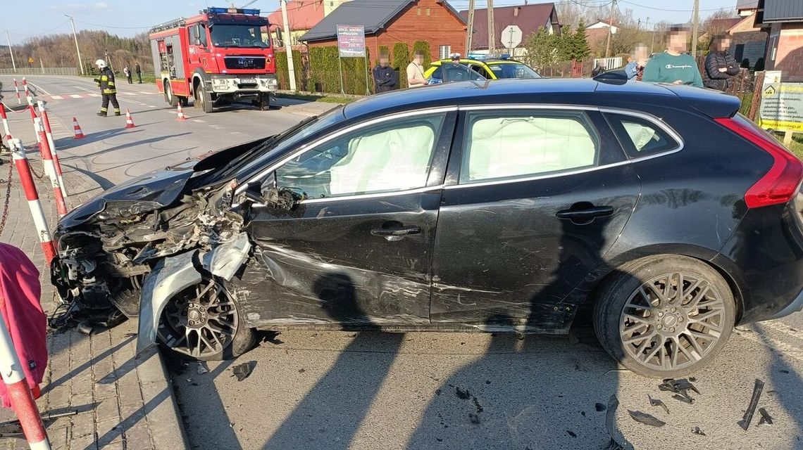 zdjęcie przedstawia rozbity samochód na drodze