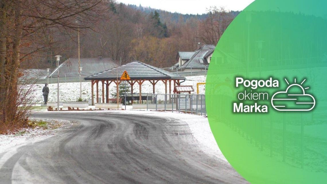 zdjęcie przedstawia drogę ze śniegiem