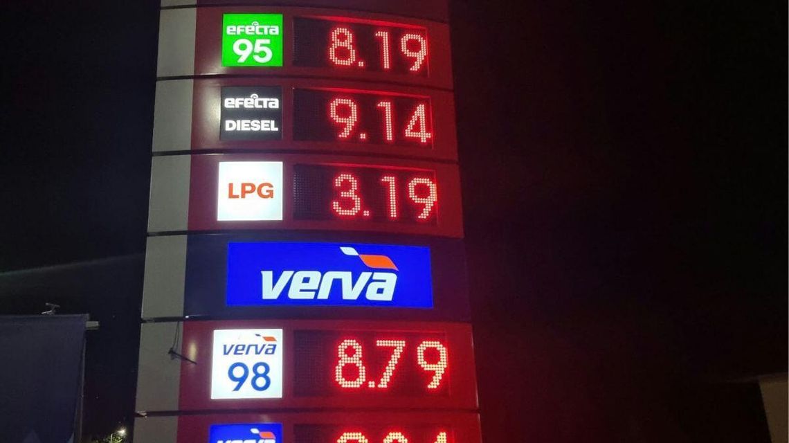 Tańsze paliwo już w ten weekend? Padła konkretna kwota pylon na stacji benzynowej pokazujący ceny, zdjęcie w nocy