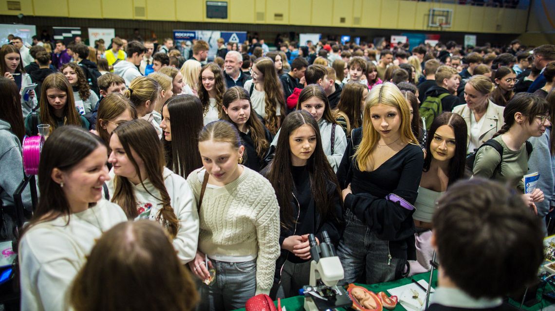 zdjęcie przedstawia grupę ludzi