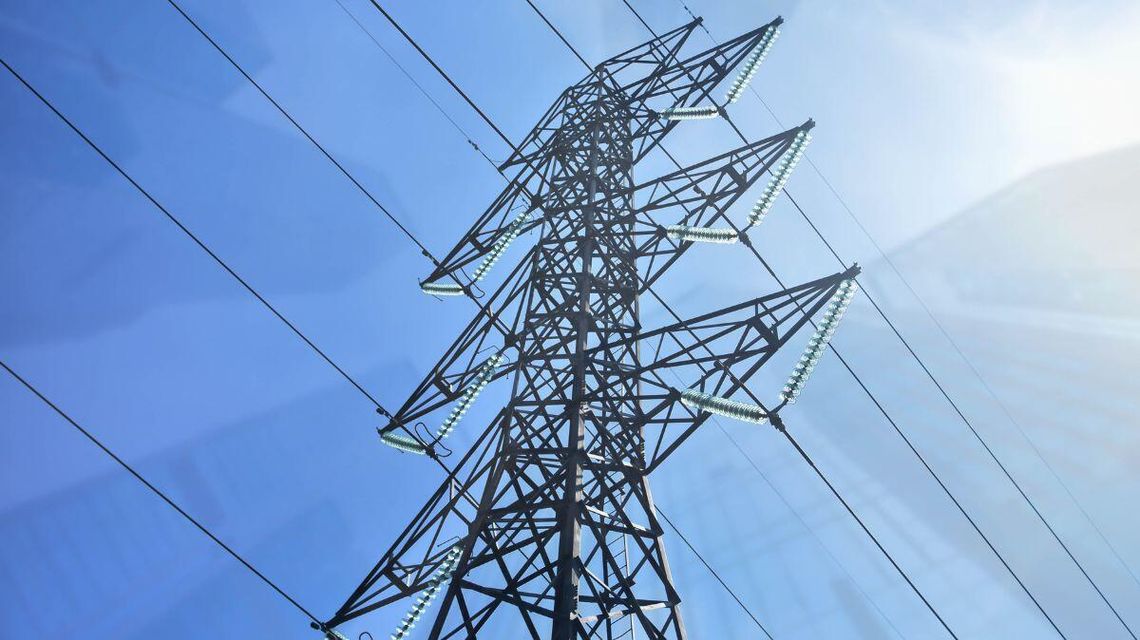 słup energetyczny z liniami