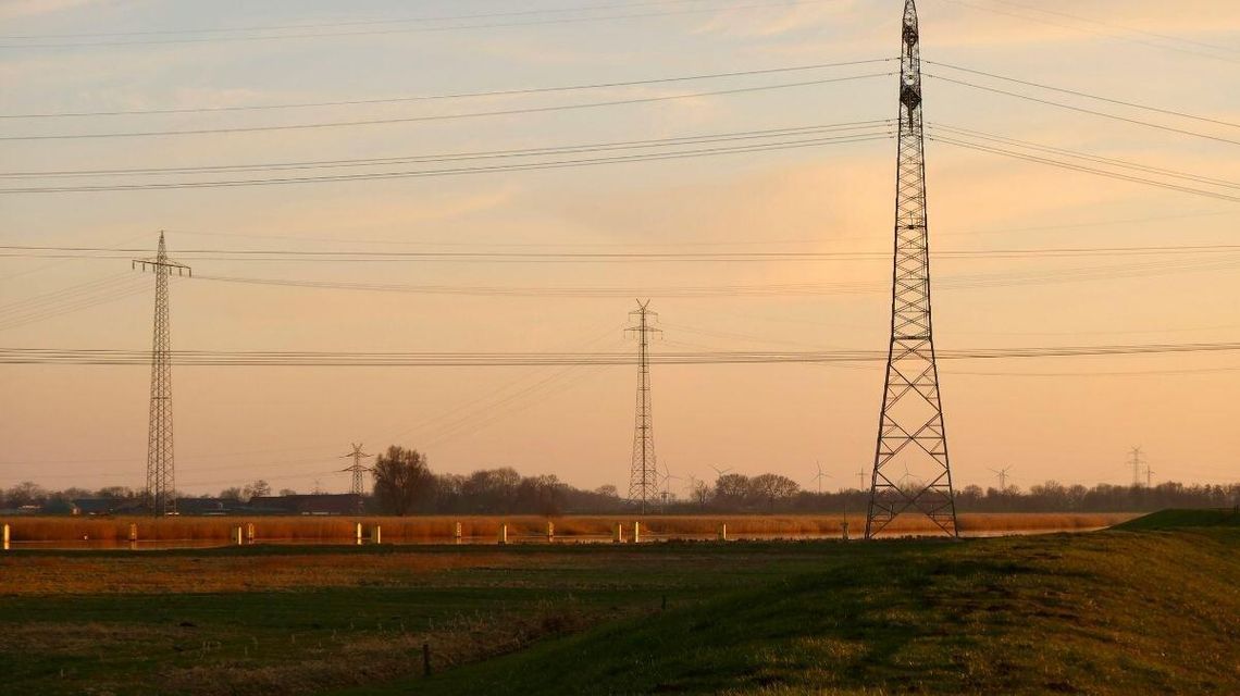 Tauron zapowiada kolejne planowane przerwy w dostawie energii elektrycznej słupy energetyczne na polu