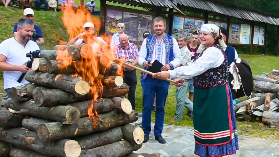 kobieta zapalająca ognisko podczas łemkowskiej watry 2023