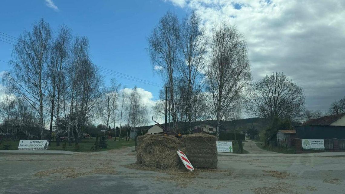 zdjęcie przedstawia bale siana na jezdni