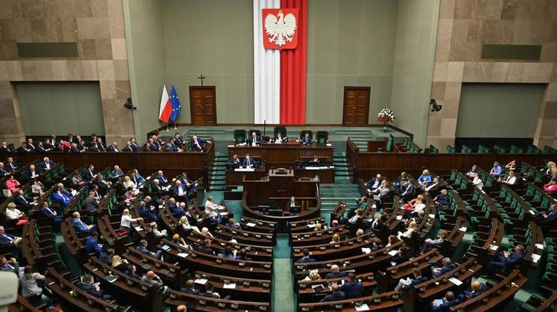 Temat aborcji w Sejmie. Jak głosowali posłowie z Gorlic i Sądecczyzny? trybuny sejmowe w których siedzą posłowie, widok z balkonu na salę