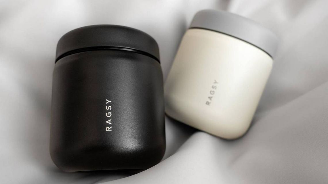 Termos na zupę, makaron i ryż – czy jeden model ogarnie wszystko? zdjęcie przedstawia dwa kolorowe termosy