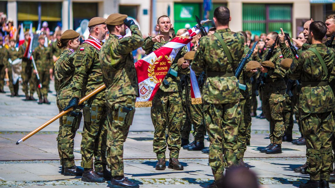 żołnierze stojący przy sztandarze