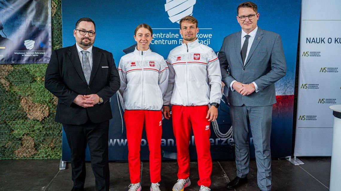 Zdjęcie przedstawia uczestników targów wojskowych