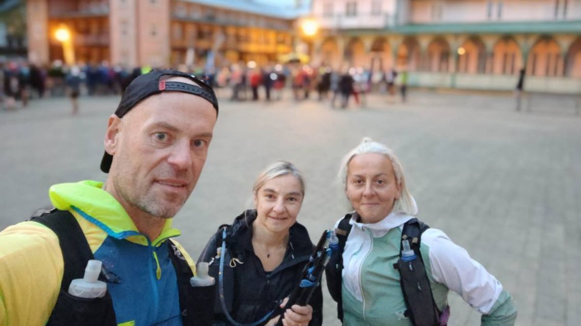 Grzegorz Bodzioch wraz z dwiema innymi kobietami na starcie Łemkowyna Ultra Trail