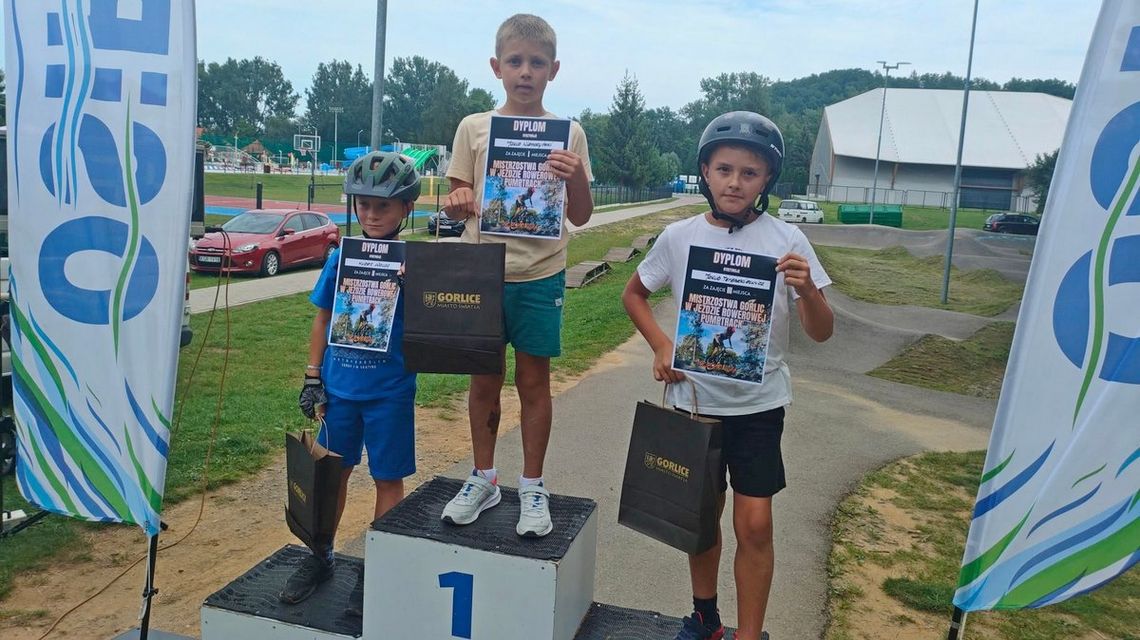 zdjęcie przedstawia chłopców na podium