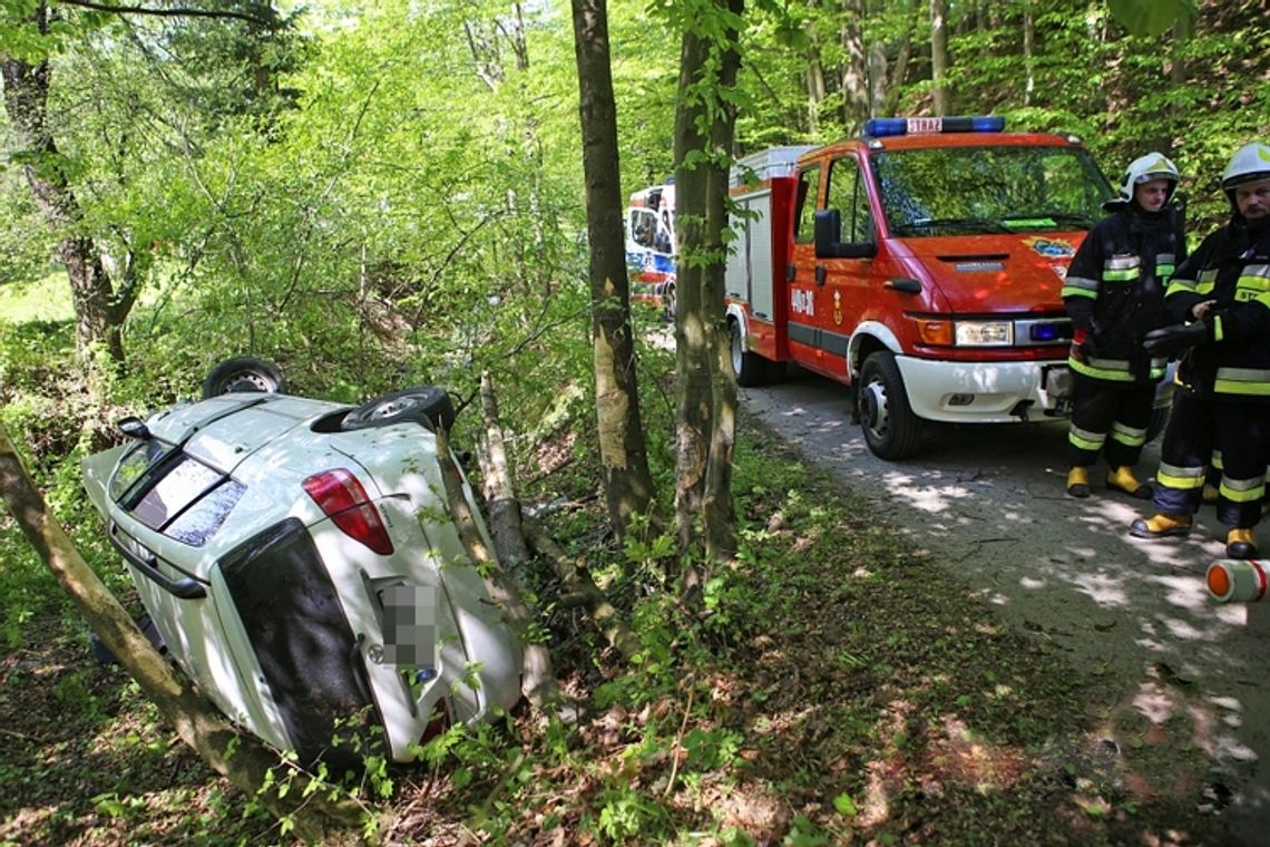 Toyota wypadła z leśnej drogi