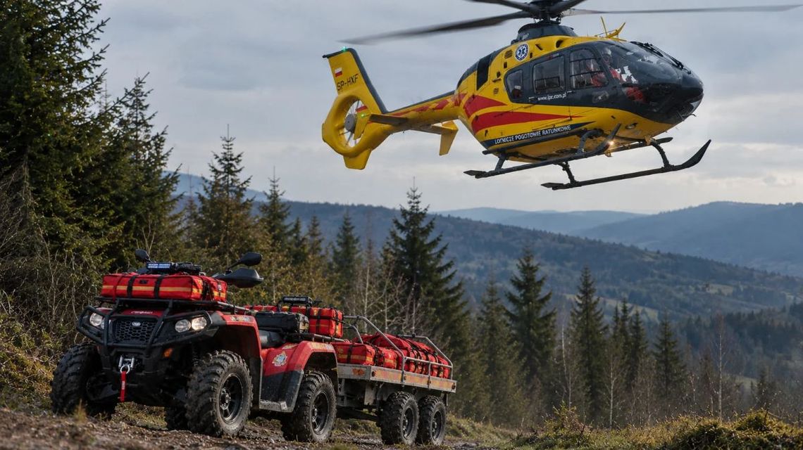 Tragedia na szlaku ujawniła problem. Gmina inwestuje w ratownictwo smigłowiec lądujący koło quada na tle lasu