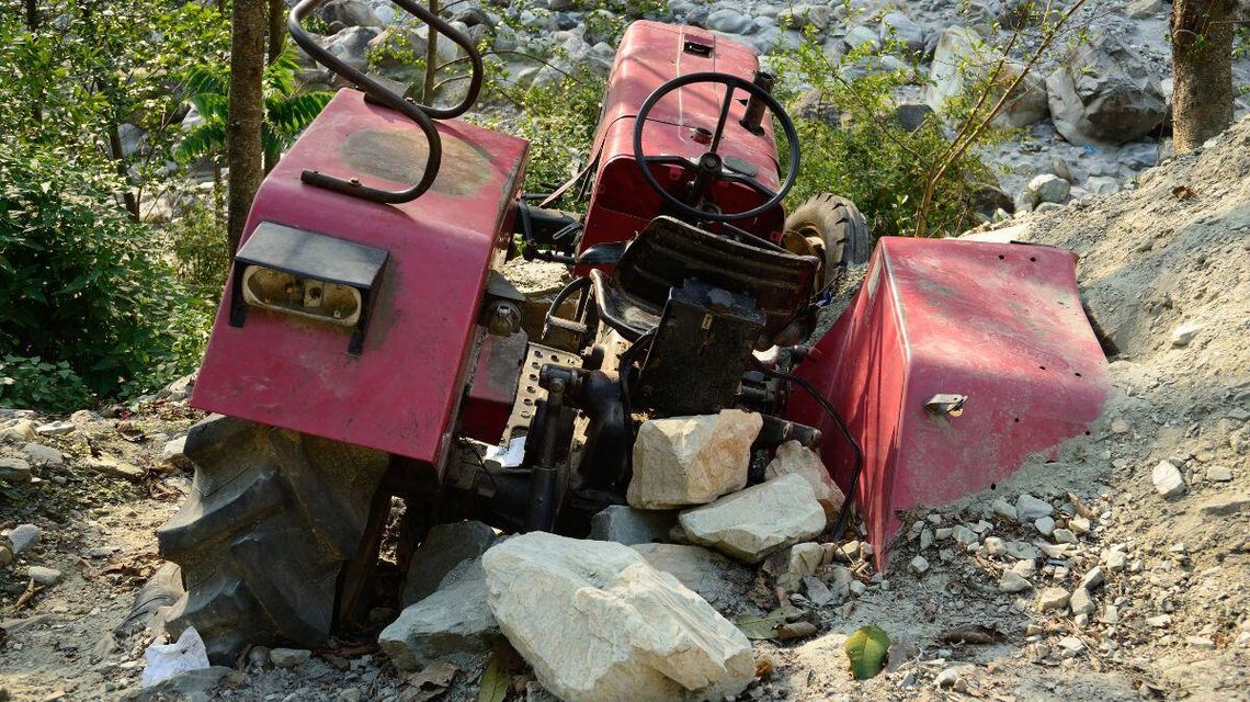 zdjęcie przedstawia traktor przysypany gruzem