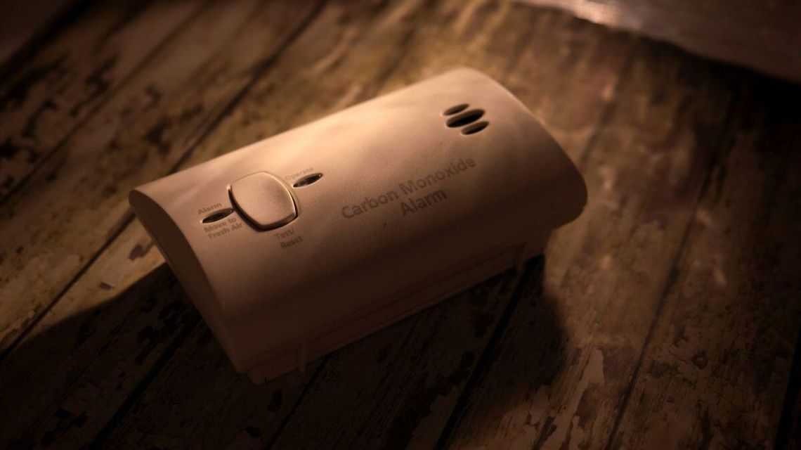 zdjęcie przedstawia plastikową skrzynkę leżącą na parkiecie