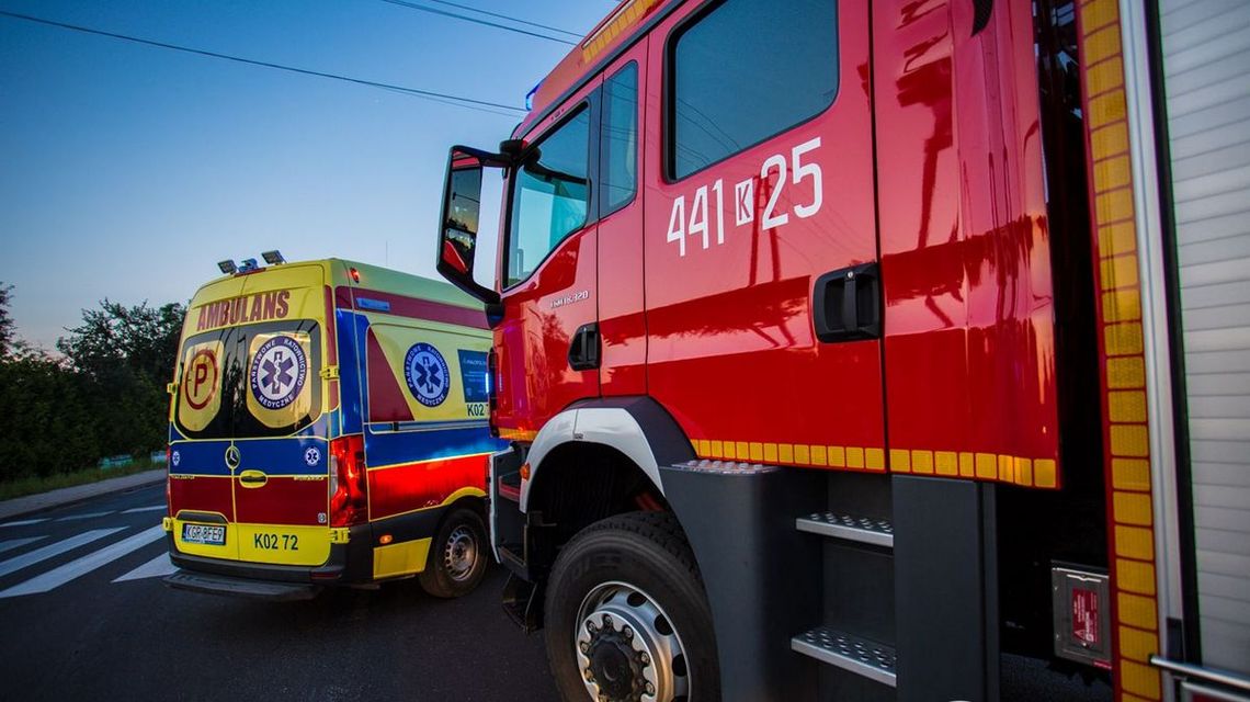 Tragedia w miejscowości Czarna. Nie żyje 17-latek zdjęcie przedstawia karetkę i wóz strażacki