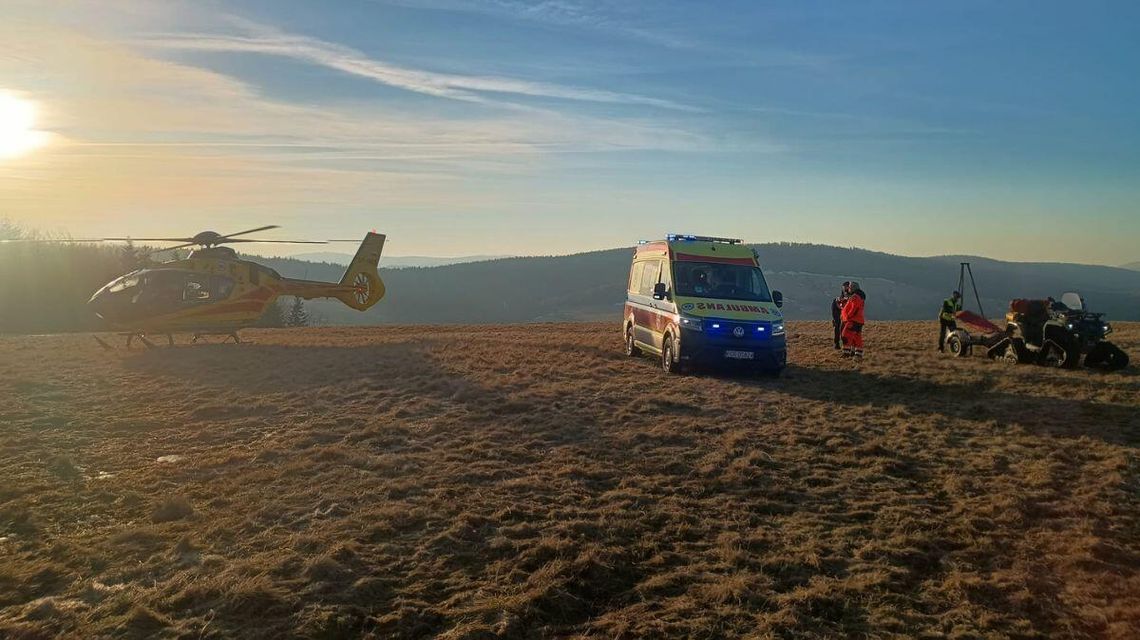 Zdjęcie przedstawia smigłowiec karetke pogotowia na polanie