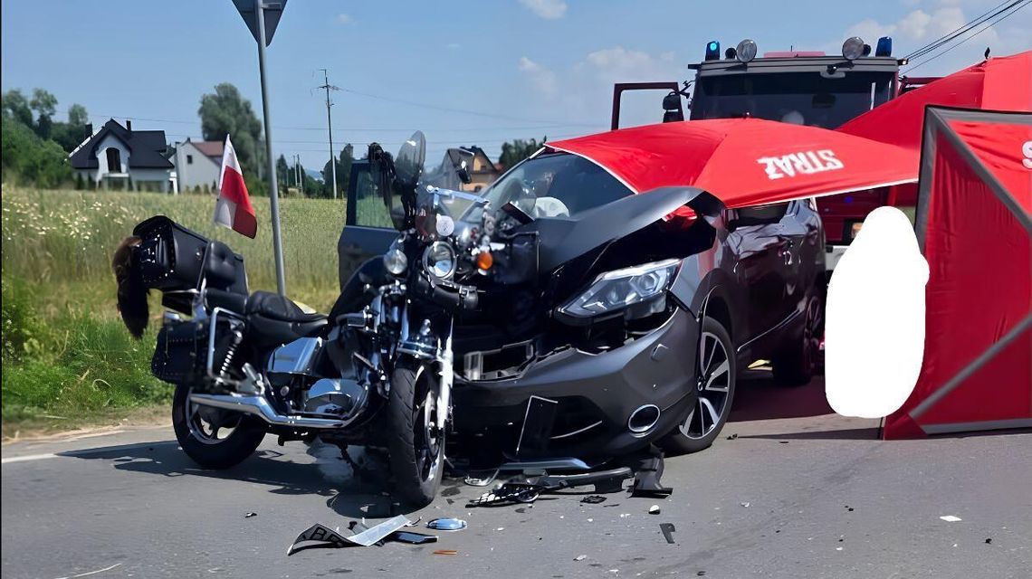 zdjęcie przedstawia rozbity motocykl i samochód na jezdni