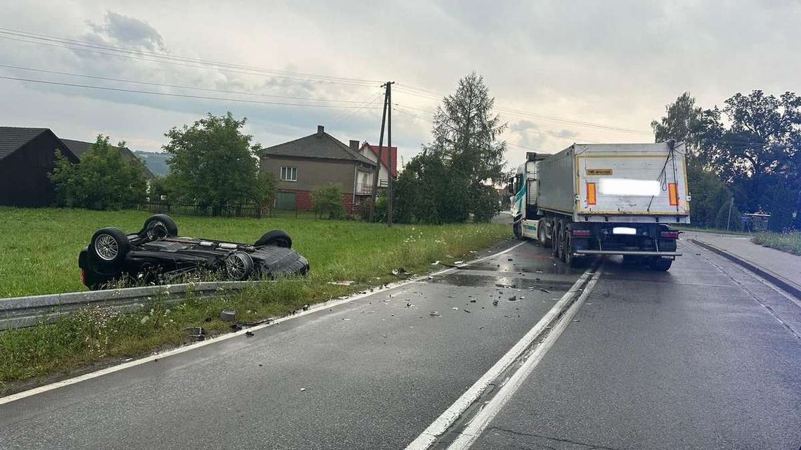 uszkodzony tir i pojazd leżący na dachu w rowie po wypadku w Faściszowej