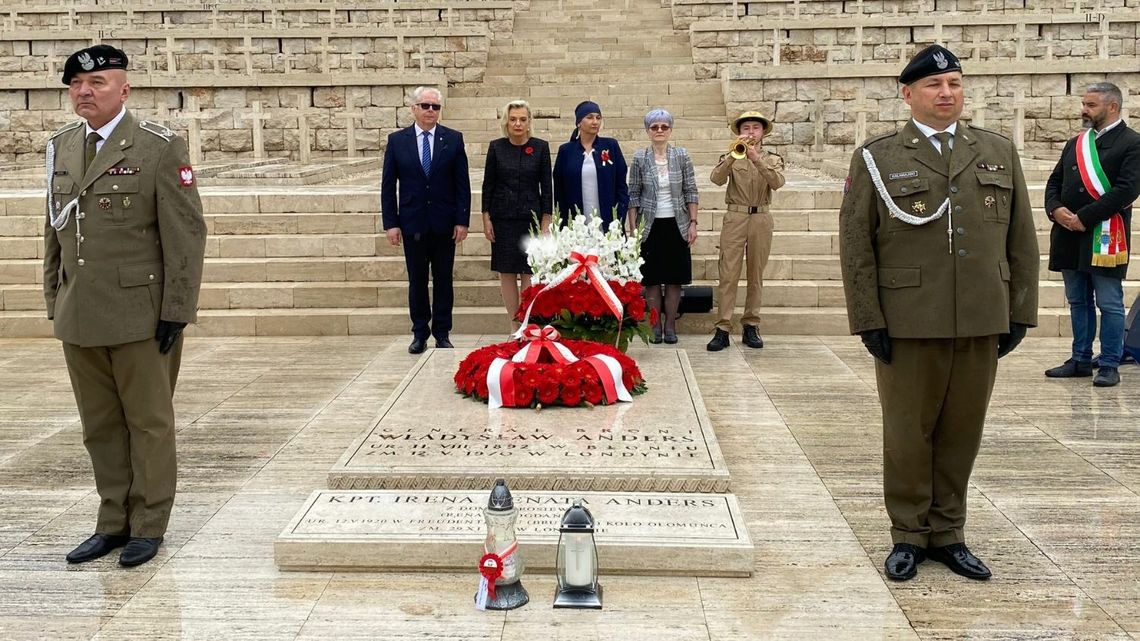 Trębacz z Bobowej zagrał hejnał mariacki pod Monte Cassino