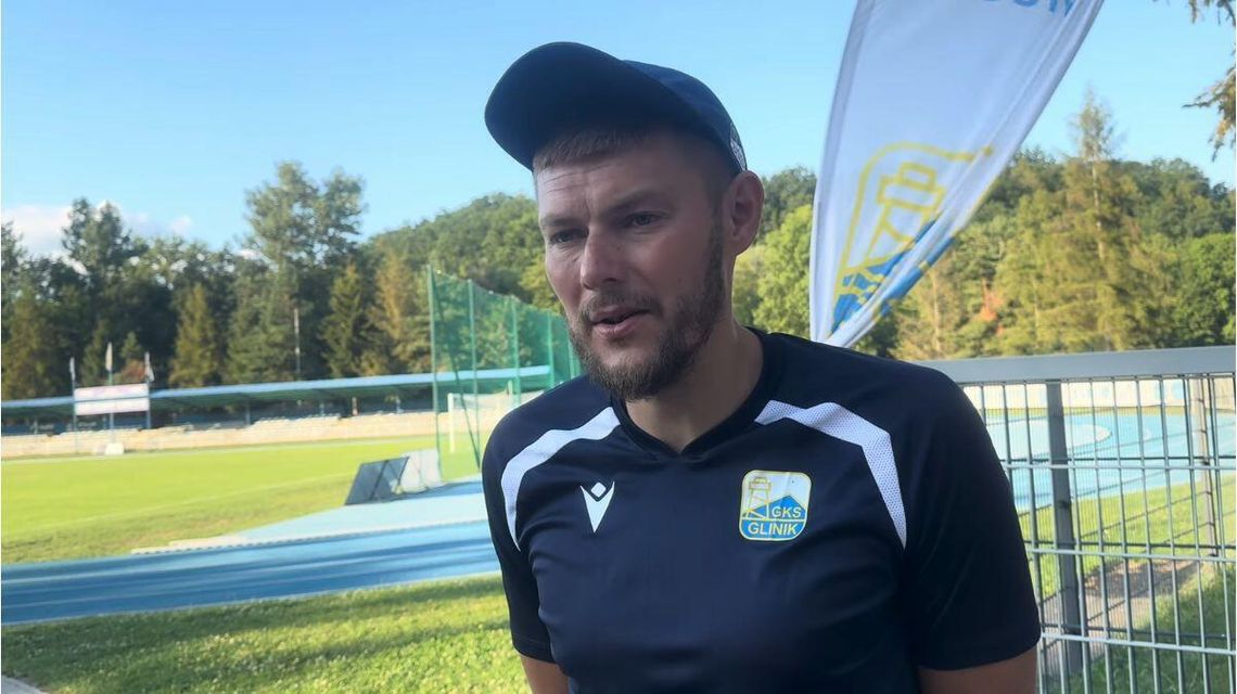 mężczyzna w czapeczce i koszulce z logiem glinika gorlice