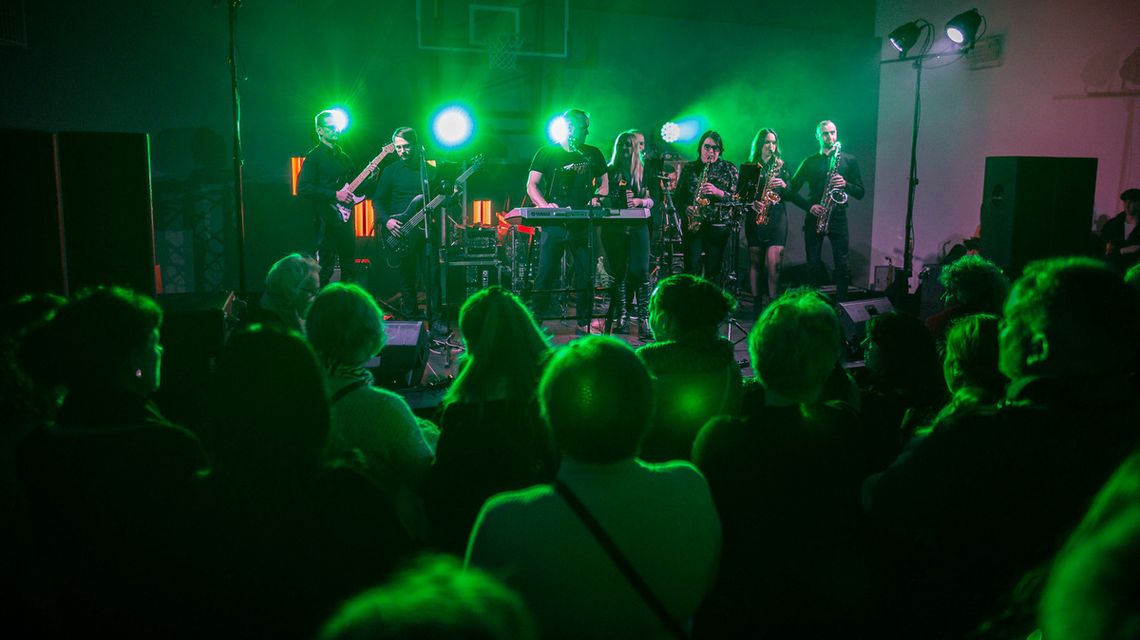 zdjęcie przedstawia zespół na scenie